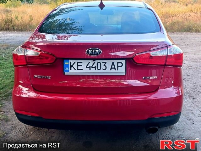 Красный Киа Форте, объемом двигателя 2 л и пробегом 280 тыс. км за 7999 $, фото 4 на Automoto.ua