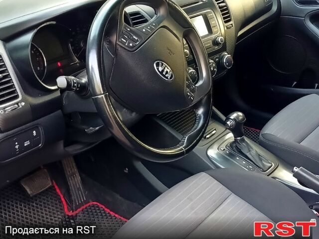 Красный Киа Форте, объемом двигателя 2 л и пробегом 280 тыс. км за 7999 $, фото 7 на Automoto.ua