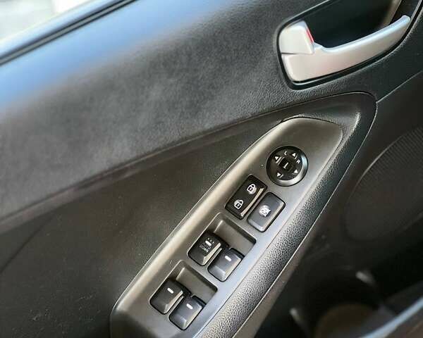 Червоний Кіа Форте, об'ємом двигуна 2 л та пробігом 138 тис. км за 9399 $, фото 7 на Automoto.ua