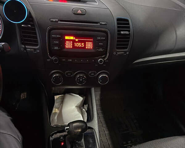 Червоний Кіа Форте, об'ємом двигуна 2 л та пробігом 107 тис. км за 9500 $, фото 3 на Automoto.ua