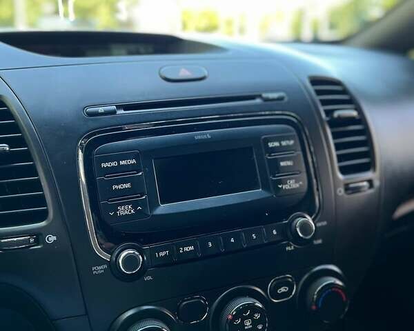 Червоний Кіа Форте, об'ємом двигуна 2 л та пробігом 138 тис. км за 9399 $, фото 13 на Automoto.ua