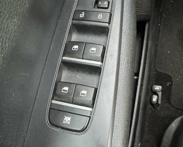 Червоний Кіа Форте, об'ємом двигуна 2 л та пробігом 100 тис. км за 13000 $, фото 8 на Automoto.ua