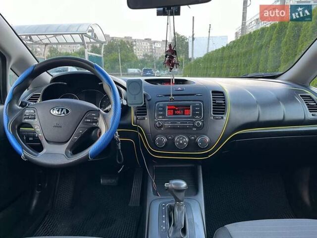 Серый Киа Форте, объемом двигателя 2 л и пробегом 180 тыс. км за 8200 $, фото 3 на Automoto.ua