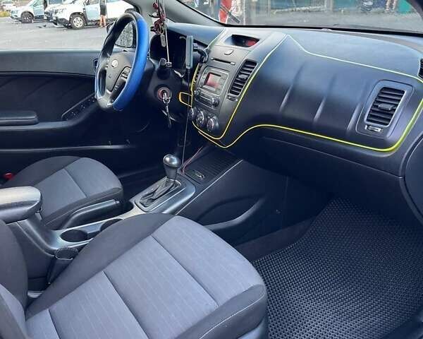 Серый Киа Форте, объемом двигателя 2 л и пробегом 180 тыс. км за 8200 $, фото 4 на Automoto.ua