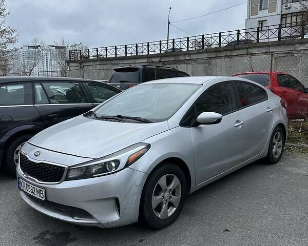 Серый Киа Форте, объемом двигателя 2 л и пробегом 200 тыс. км за 118 $, фото 2 на Automoto.ua
