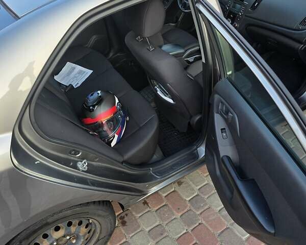 Серый Киа Форте, объемом двигателя 2 л и пробегом 247 тыс. км за 8000 $, фото 3 на Automoto.ua