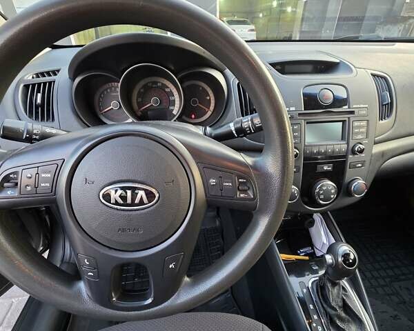 Серый Киа Форте, объемом двигателя 2 л и пробегом 247 тыс. км за 8000 $, фото 15 на Automoto.ua