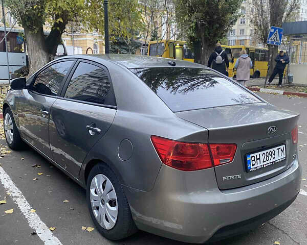 Серый Киа Форте, объемом двигателя 2 л и пробегом 311 тыс. км за 6999 $, фото 5 на Automoto.ua