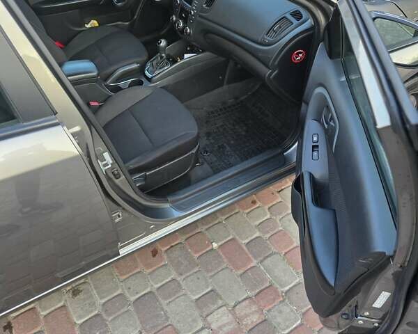 Серый Киа Форте, объемом двигателя 2 л и пробегом 247 тыс. км за 8000 $, фото 5 на Automoto.ua