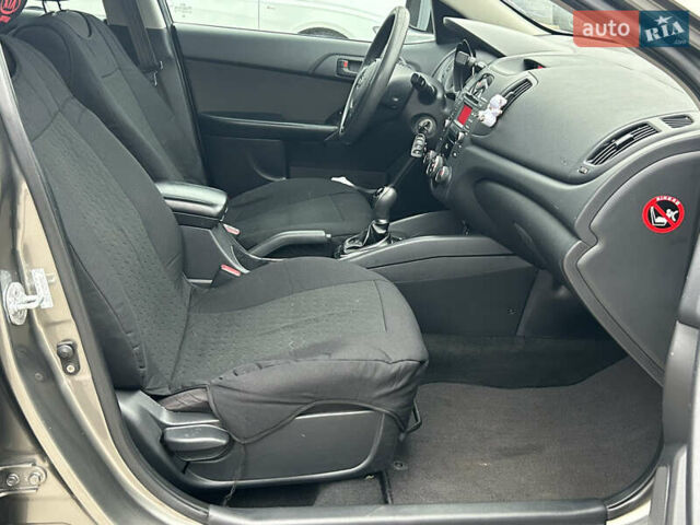 Серый Киа Форте, объемом двигателя 2 л и пробегом 250 тыс. км за 7200 $, фото 30 на Automoto.ua