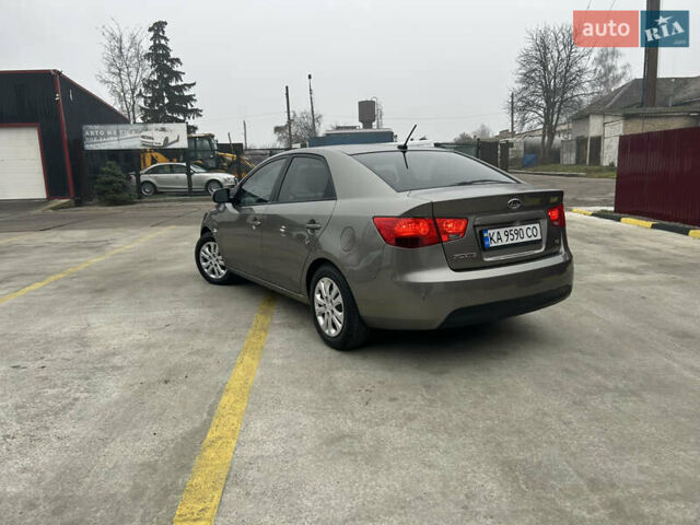 Серый Киа Форте, объемом двигателя 2 л и пробегом 250 тыс. км за 7200 $, фото 13 на Automoto.ua
