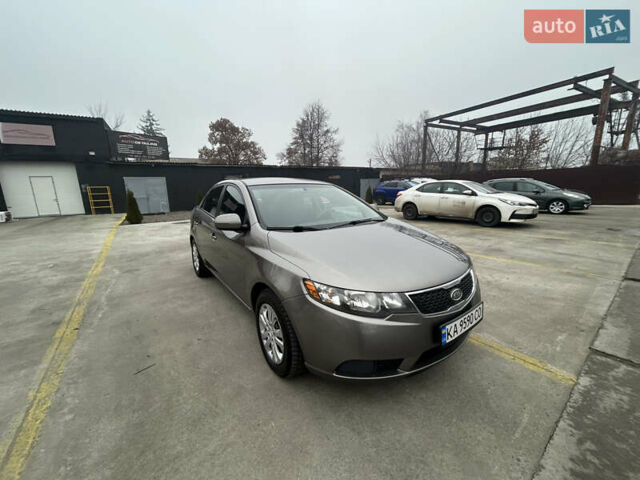 Серый Киа Форте, объемом двигателя 2 л и пробегом 250 тыс. км за 7200 $, фото 2 на Automoto.ua