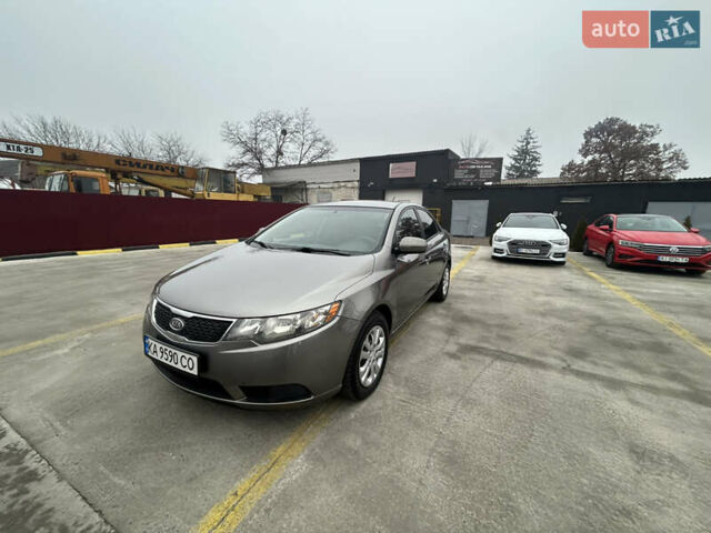 Серый Киа Форте, объемом двигателя 2 л и пробегом 250 тыс. км за 7200 $, фото 1 на Automoto.ua