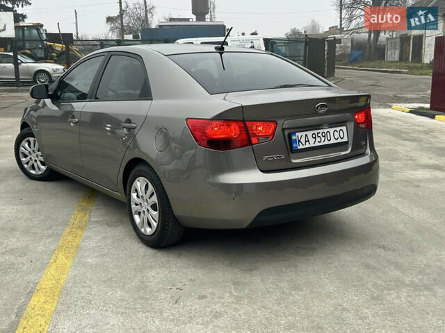 Серый Киа Форте, объемом двигателя 2 л и пробегом 250 тыс. км за 7200 $, фото 15 на Automoto.ua