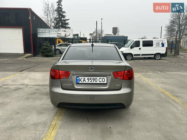Серый Киа Форте, объемом двигателя 2 л и пробегом 250 тыс. км за 7200 $, фото 5 на Automoto.ua