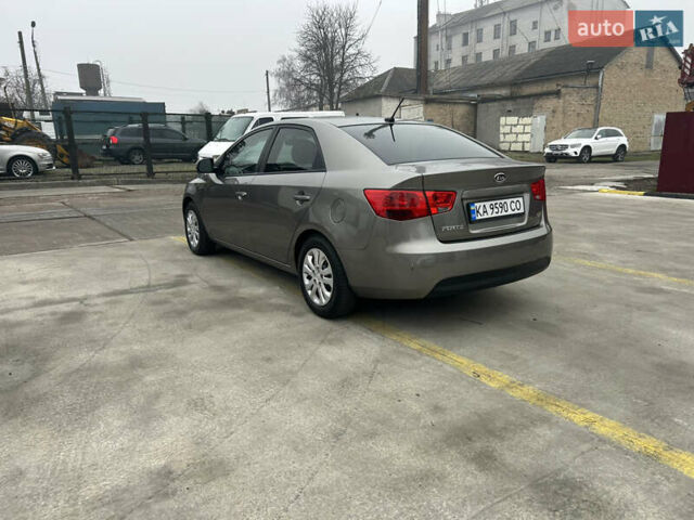Серый Киа Форте, объемом двигателя 2 л и пробегом 250 тыс. км за 7200 $, фото 6 на Automoto.ua