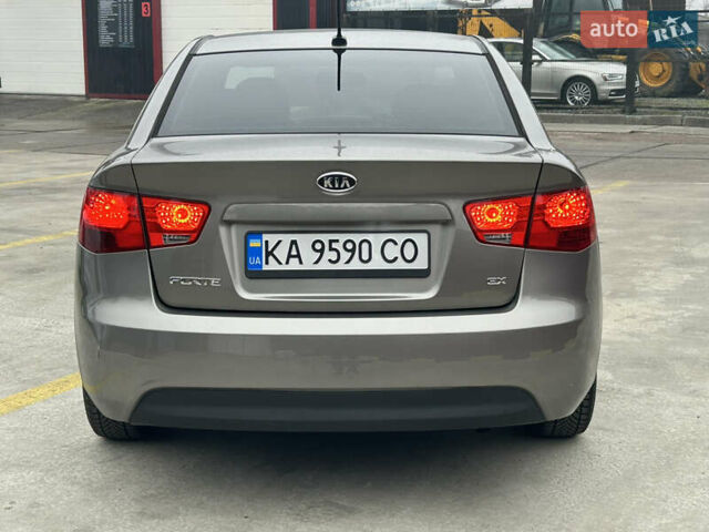 Серый Киа Форте, объемом двигателя 2 л и пробегом 250 тыс. км за 7200 $, фото 16 на Automoto.ua