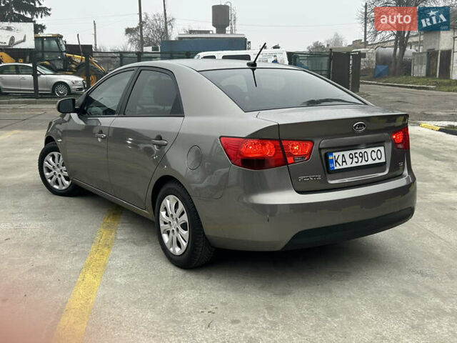 Серый Киа Форте, объемом двигателя 2 л и пробегом 250 тыс. км за 7200 $, фото 14 на Automoto.ua