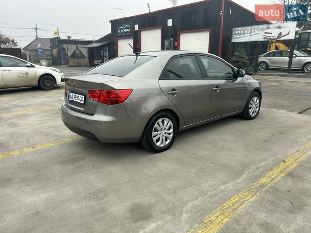 Серый Киа Форте, объемом двигателя 2 л и пробегом 250 тыс. км за 7200 $, фото 4 на Automoto.ua