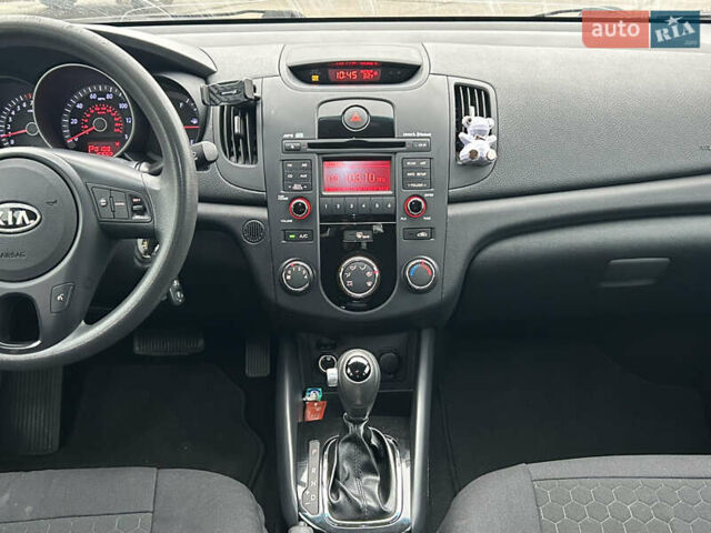 Серый Киа Форте, объемом двигателя 2 л и пробегом 250 тыс. км за 7200 $, фото 25 на Automoto.ua