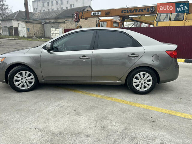 Серый Киа Форте, объемом двигателя 2 л и пробегом 250 тыс. км за 7200 $, фото 21 на Automoto.ua