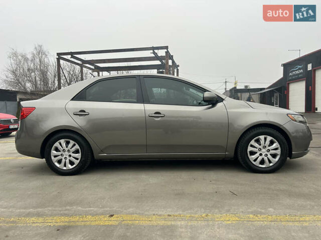Серый Киа Форте, объемом двигателя 2 л и пробегом 250 тыс. км за 7200 $, фото 3 на Automoto.ua