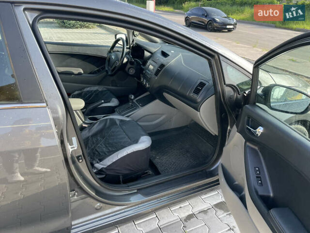 Серый Киа Форте, объемом двигателя 2 л и пробегом 160 тыс. км за 7200 $, фото 22 на Automoto.ua