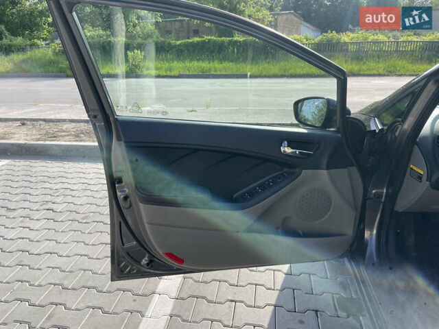Серый Киа Форте, объемом двигателя 2 л и пробегом 160 тыс. км за 7200 $, фото 19 на Automoto.ua