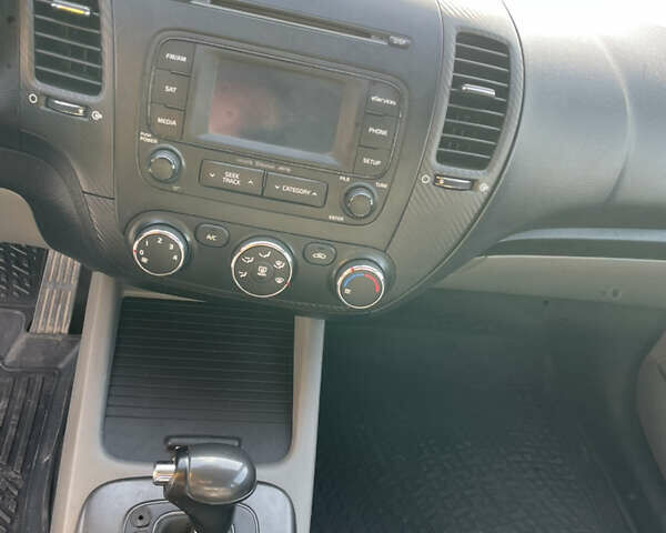 Серый Киа Форте, объемом двигателя 2 л и пробегом 160 тыс. км за 7200 $, фото 17 на Automoto.ua