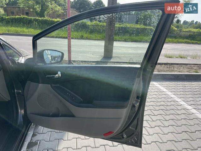 Серый Киа Форте, объемом двигателя 2 л и пробегом 160 тыс. км за 7200 $, фото 29 на Automoto.ua