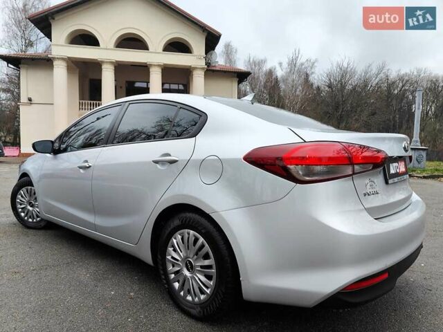 Серый Киа Форте, объемом двигателя 2 л и пробегом 257 тыс. км за 6990 $, фото 10 на Automoto.ua