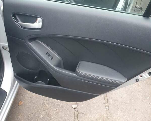 Серый Киа Форте, объемом двигателя 2 л и пробегом 200 тыс. км за 8500 $, фото 17 на Automoto.ua