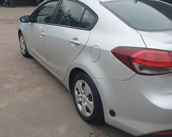 Серый Киа Форте, объемом двигателя 2 л и пробегом 200 тыс. км за 8500 $, фото 6 на Automoto.ua