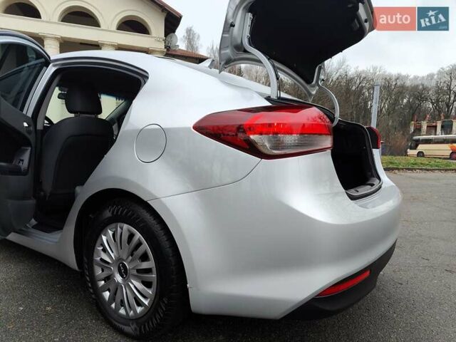 Серый Киа Форте, объемом двигателя 2 л и пробегом 257 тыс. км за 6990 $, фото 11 на Automoto.ua