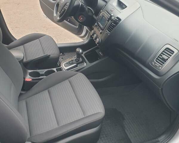 Серый Киа Форте, объемом двигателя 2 л и пробегом 200 тыс. км за 8500 $, фото 16 на Automoto.ua