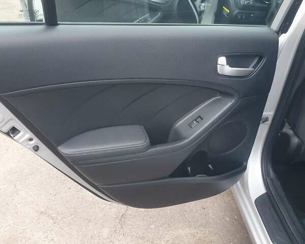 Серый Киа Форте, объемом двигателя 2 л и пробегом 200 тыс. км за 8500 $, фото 8 на Automoto.ua