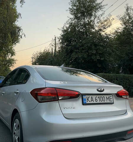 Серый Киа Форте, объемом двигателя 2 л и пробегом 90 тыс. км за 9200 $, фото 4 на Automoto.ua