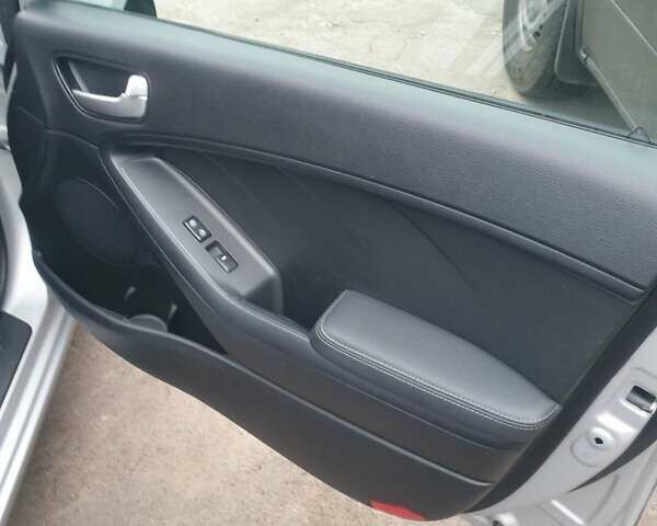 Серый Киа Форте, объемом двигателя 2 л и пробегом 200 тыс. км за 8500 $, фото 12 на Automoto.ua