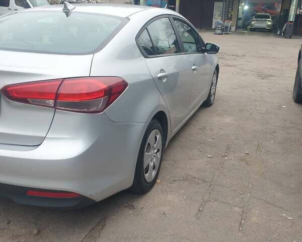 Серый Киа Форте, объемом двигателя 2 л и пробегом 200 тыс. км за 8500 $, фото 3 на Automoto.ua