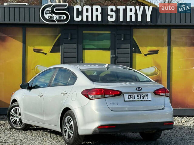 Серый Киа Форте, объемом двигателя 2 л и пробегом 114 тыс. км за 10800 $, фото 2 на Automoto.ua