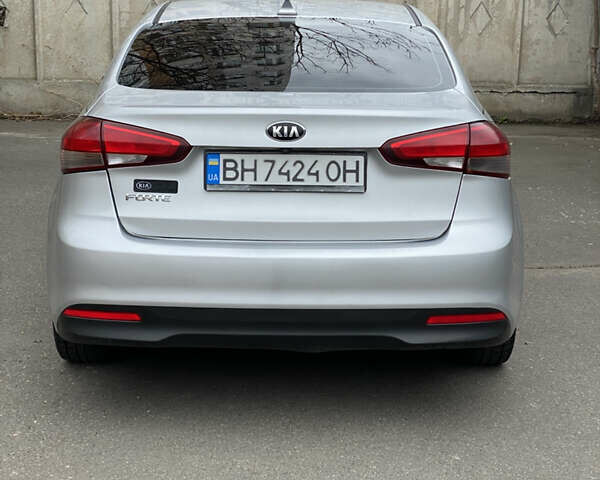 Серый Киа Форте, объемом двигателя 2 л и пробегом 180 тыс. км за 9500 $, фото 5 на Automoto.ua