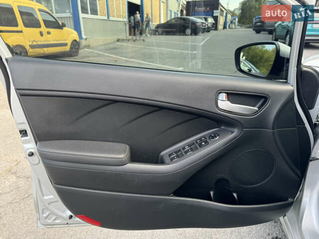 Серый Киа Форте, объемом двигателя 2 л и пробегом 88 тыс. км за 14000 $, фото 14 на Automoto.ua