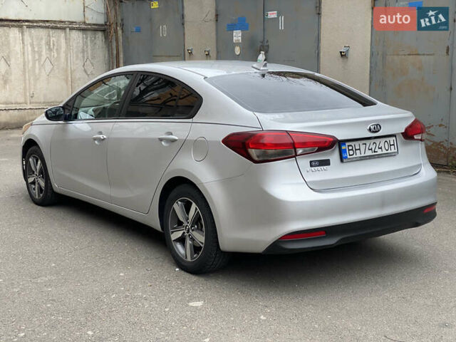 Серый Киа Форте, объемом двигателя 2 л и пробегом 180 тыс. км за 9500 $, фото 7 на Automoto.ua