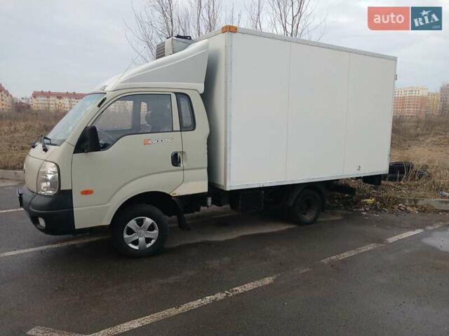 Белый Киа К2500, объемом двигателя 2.48 л и пробегом 300 тыс. км за 8500 $, фото 1 на Automoto.ua