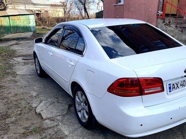 Белый Киа Маджентис, объемом двигателя 2 л и пробегом 300 тыс. км за 5000 $, фото 2 на Automoto.ua