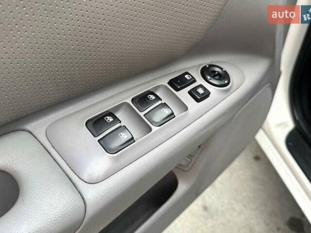 Белый Киа Маджентис, объемом двигателя 2 л и пробегом 208 тыс. км за 4390 $, фото 20 на Automoto.ua