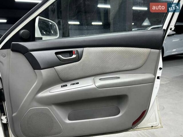 Білий Кіа Маджентіс, об'ємом двигуна 2 л та пробігом 163 тис. км за 6800 $, фото 18 на Automoto.ua