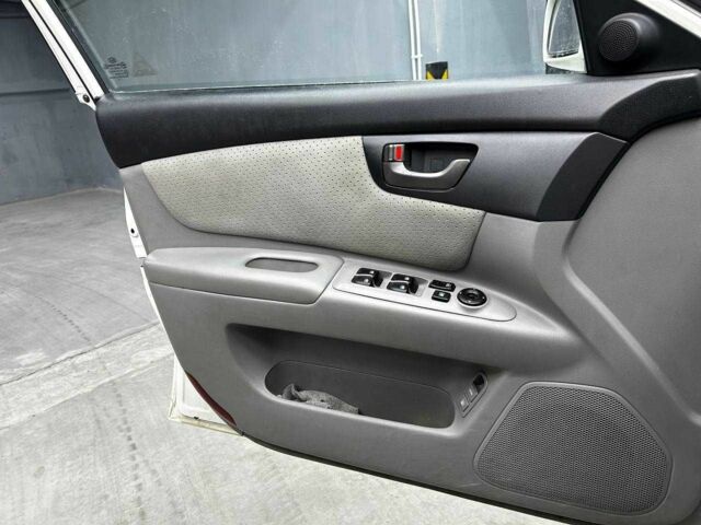 Білий Кіа Маджентіс, об'ємом двигуна 2 л та пробігом 163 тис. км за 6800 $, фото 7 на Automoto.ua