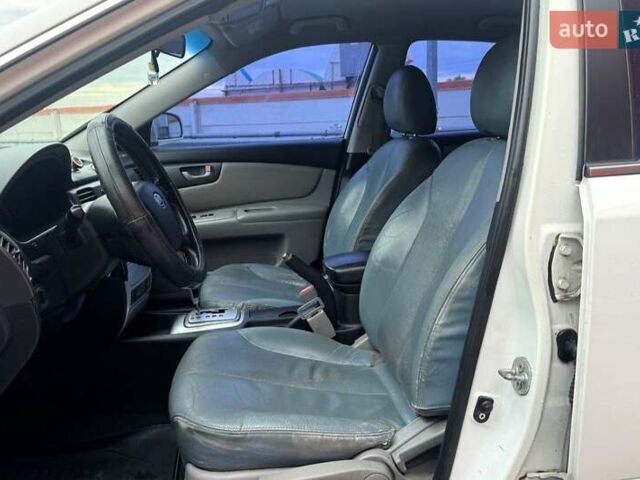 Білий Кіа Маджентіс, об'ємом двигуна 2 л та пробігом 208 тис. км за 4390 $, фото 8 на Automoto.ua