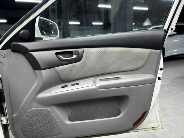 Білий Кіа Маджентіс, об'ємом двигуна 2 л та пробігом 163 тис. км за 6800 $, фото 18 на Automoto.ua